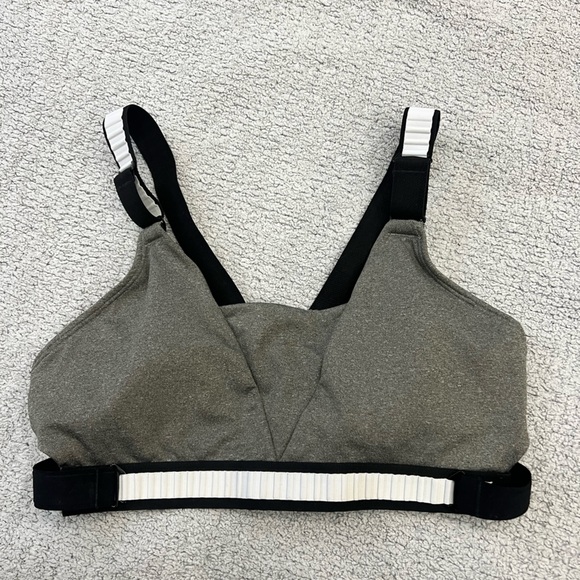 Women’s Nike DriFit sports bra - Picture 1 of 7